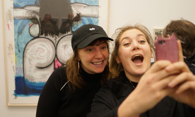 FAN: Julia Krohn (t.h) dro på utstillingen for å møte sitt store idol, Lena Dunham (t.v). Hun ble ikke skuffet, og fikk toppet det hele med en selfie. Foto: Per Ervland FAN: Julia Krohn (t.h) dro på utstillingen for å møte sitt store idol, Lena Dunham (t.v). Hun ble ikke skuffet, og fikk toppet det hele med en selfie. Foto: Per Ervland